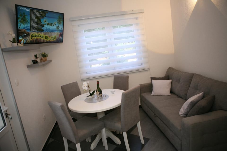 Communal lounge/ TV room, TV and multimedia, Living room, Seating area
