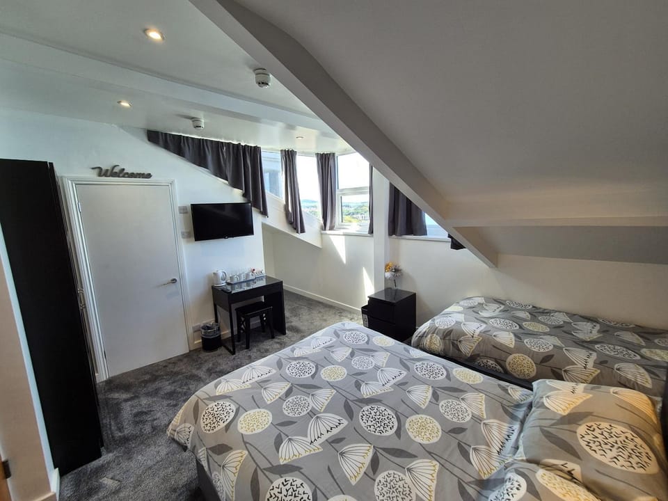 Bed, TV and multimedia, Photo of the whole room, Bedroom