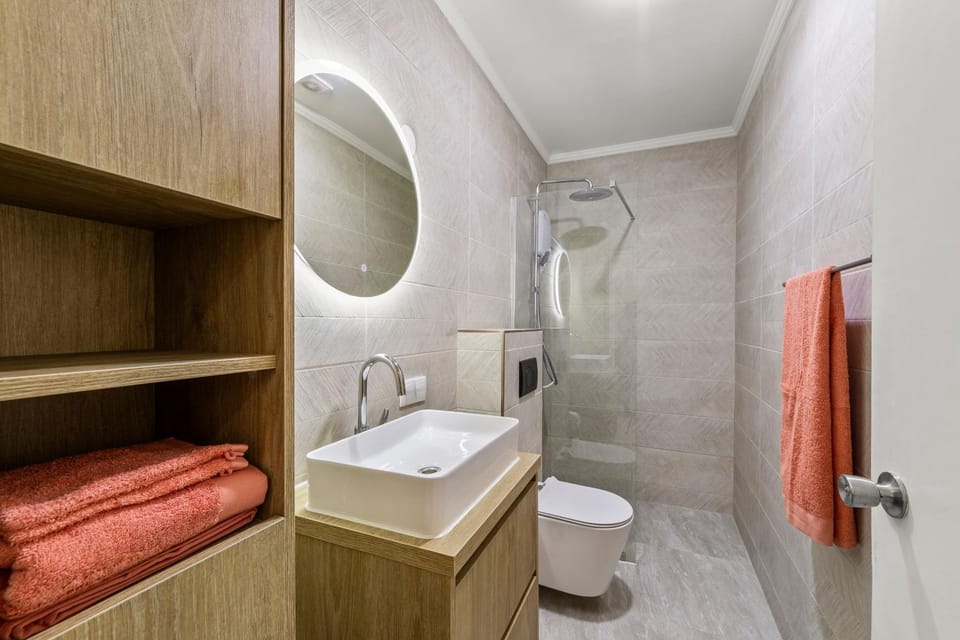 Shower, Toilet, Bathroom, towels