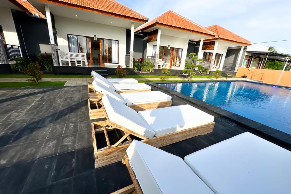 Swimming pool, sunbed