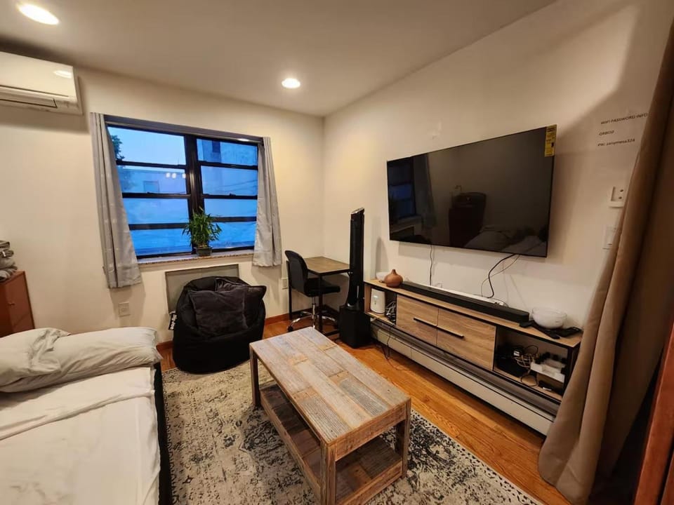 Bed, TV and multimedia, Bedroom