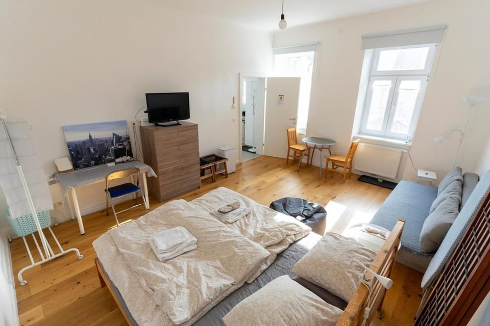 Communal lounge/ TV room, Bed, TV and multimedia, Living room, Photo of the whole room, Seating area, Evening entertainment, Bedroom, towels