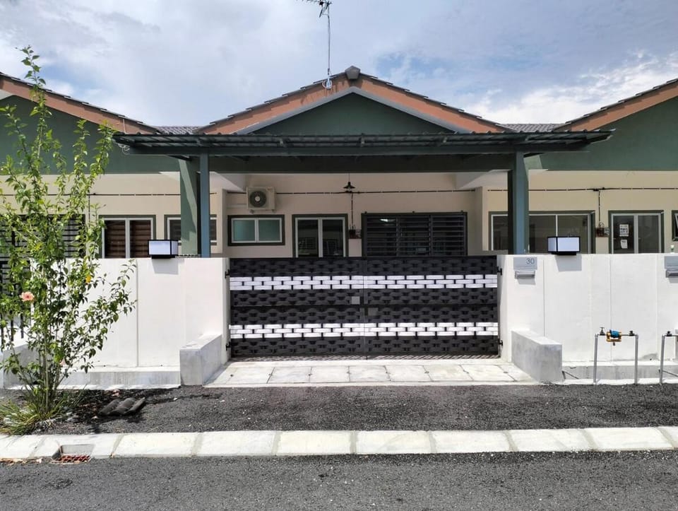 Homestay Panda Seri Iskandar with WiFi Location nearby Uitm Utp KPM House in Perak Tengah District