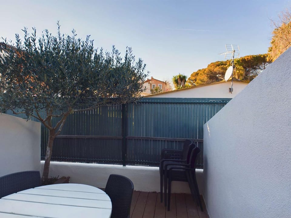 Appartement lumineux 2 pièces, terrasse, proche plage, parking, Grau D'Agde - FR-1-423-316 Apartment in Agde