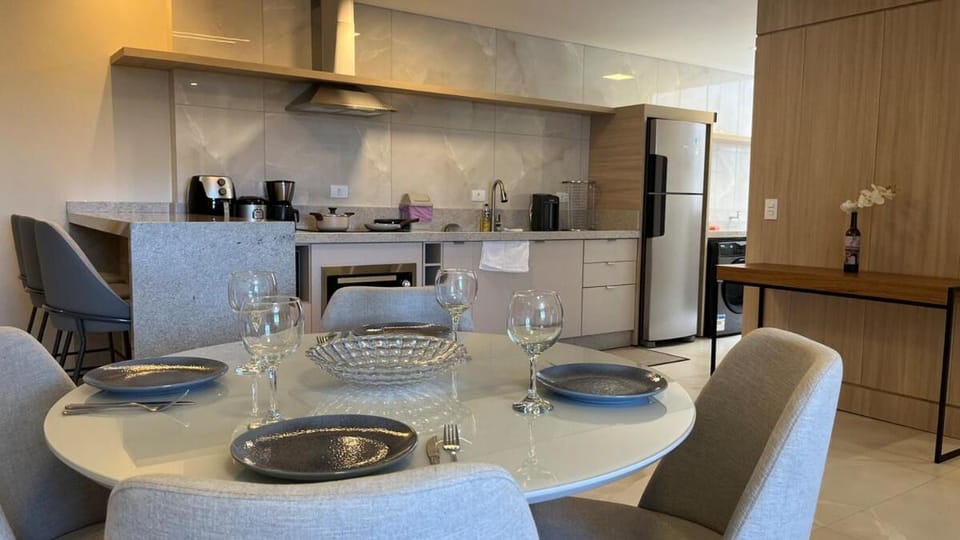 Kitchen or kitchenette, Dining area, minibar, oven, pet friendly, stove