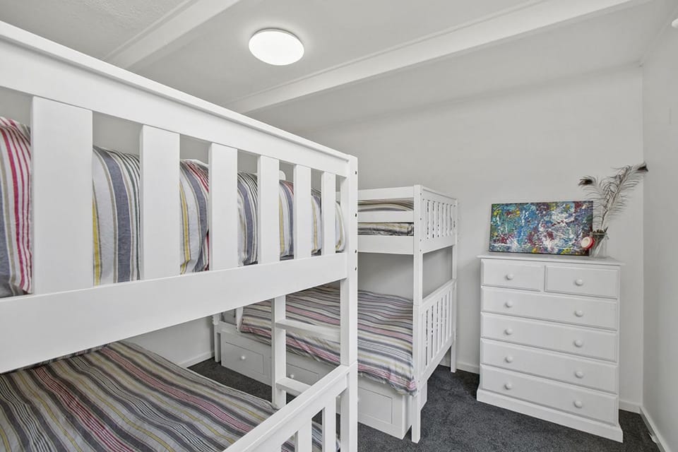 Bedroom, bunk bed