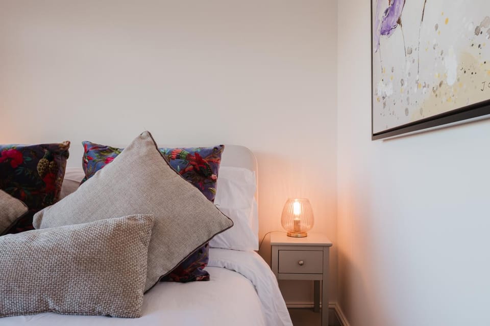 Corner House - Bright 2 Bed in Cheltenham Apartment in Cheltenham