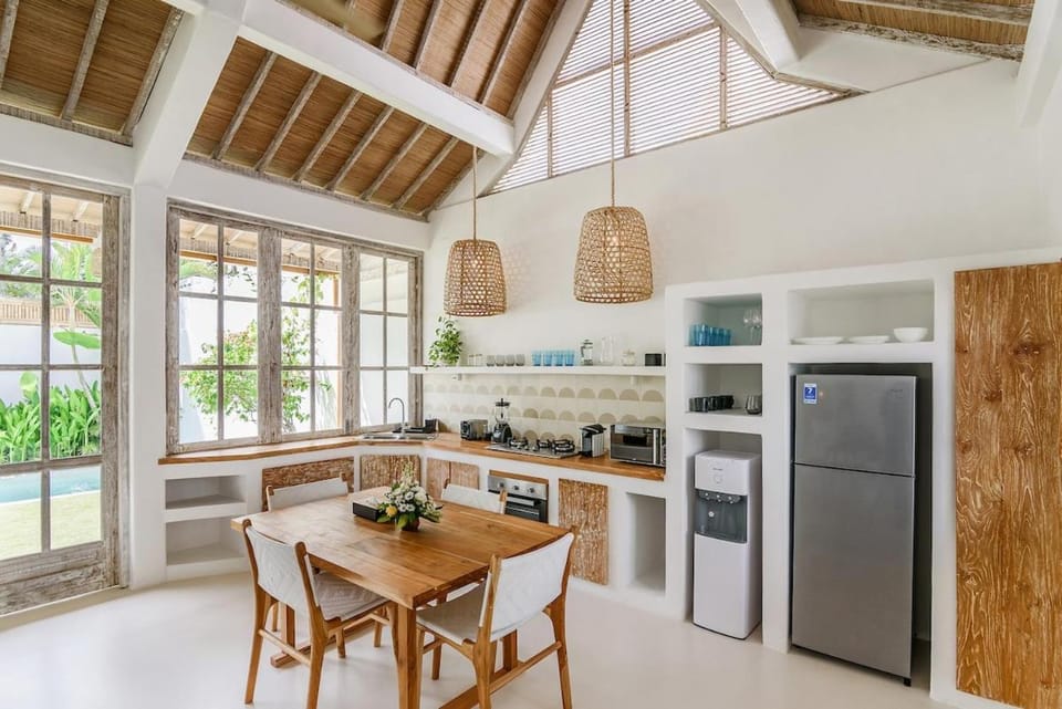 Kitchen or kitchenette, Dining area, oven, stove