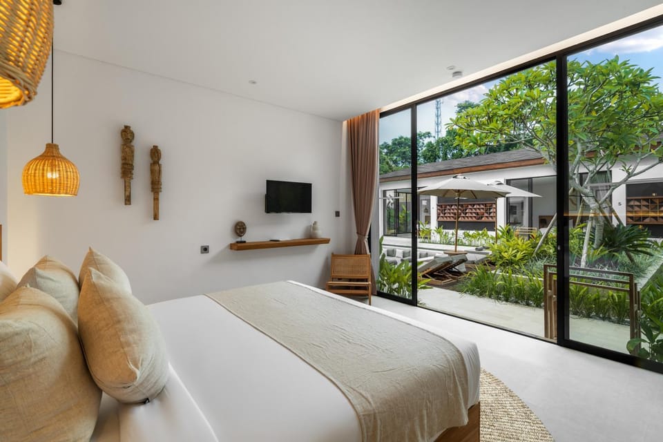 Bed, TV and multimedia, Bedroom