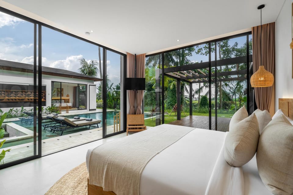 Bed, TV and multimedia, Bedroom