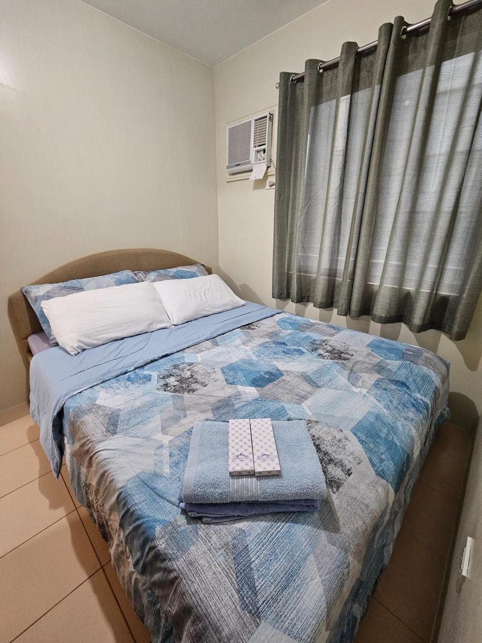 Photo of the whole room, Bedroom, air conditioner