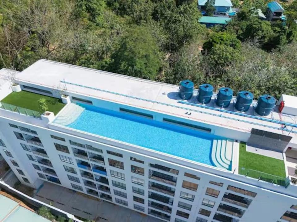 Property building, Day, Pool view, Swimming pool, Swimming pool, sunbed