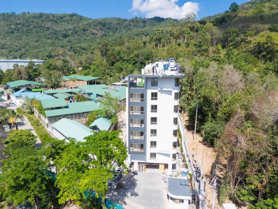 Property building, Spring, Day, Neighbourhood, Natural landscape, Bird's eye view, Mountain view, Pool view, Swimming pool, Location, Parking