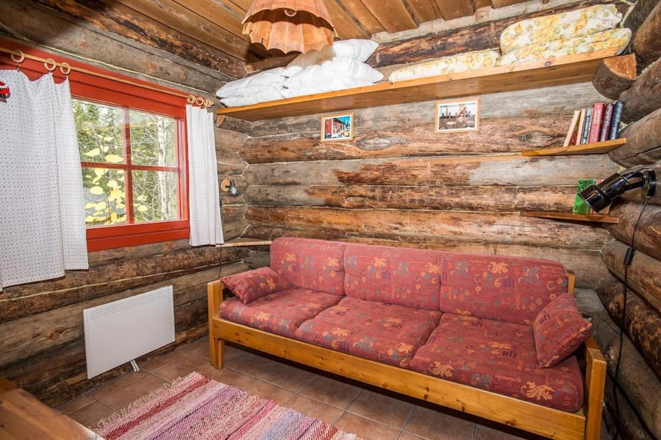 Erä, kahden makuuhuoneen kelomökki, lukuisten polkujen, polkupyöräreitin sekä kalaisan tunturilammen vieressä House in Finland
