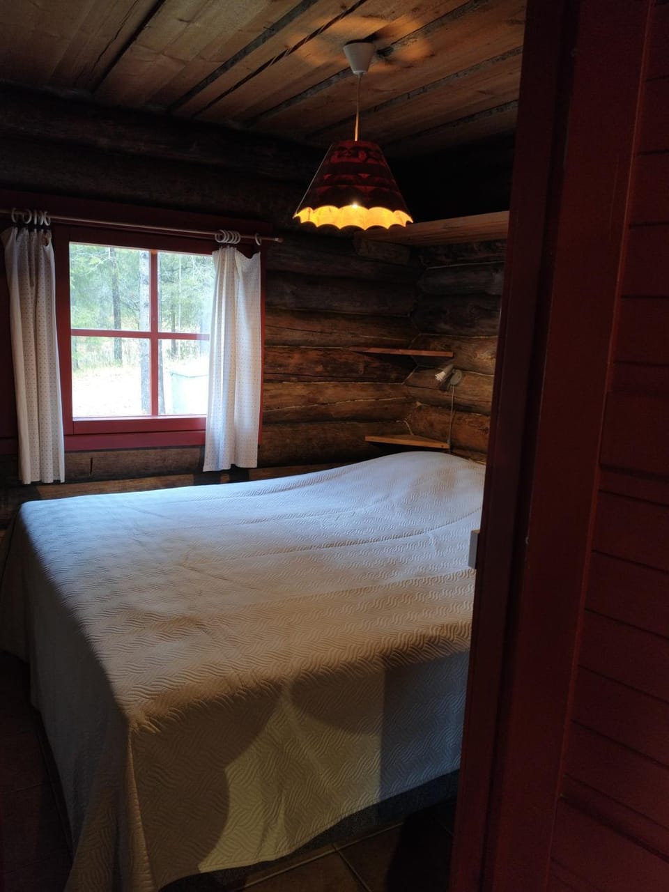 Erä, kahden makuuhuoneen kelomökki, lukuisten polkujen, polkupyöräreitin sekä kalaisan tunturilammen vieressä House in Finland