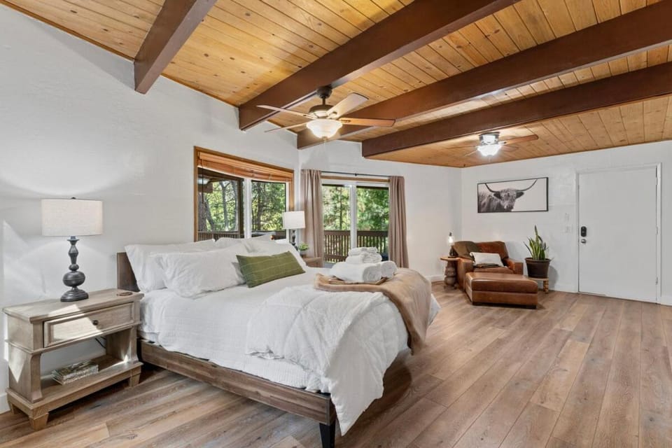 Cozy Owl Lodge, Central AC & Hea, Spa Tub & BBQ House in Lake Arrowhead