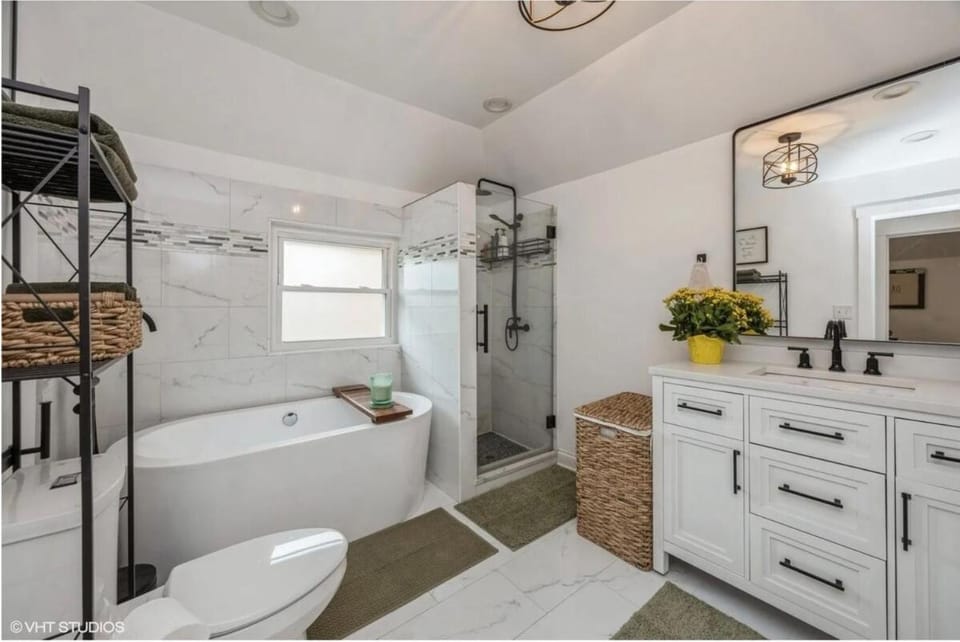 Shower, Toilet, Bathroom, Bath