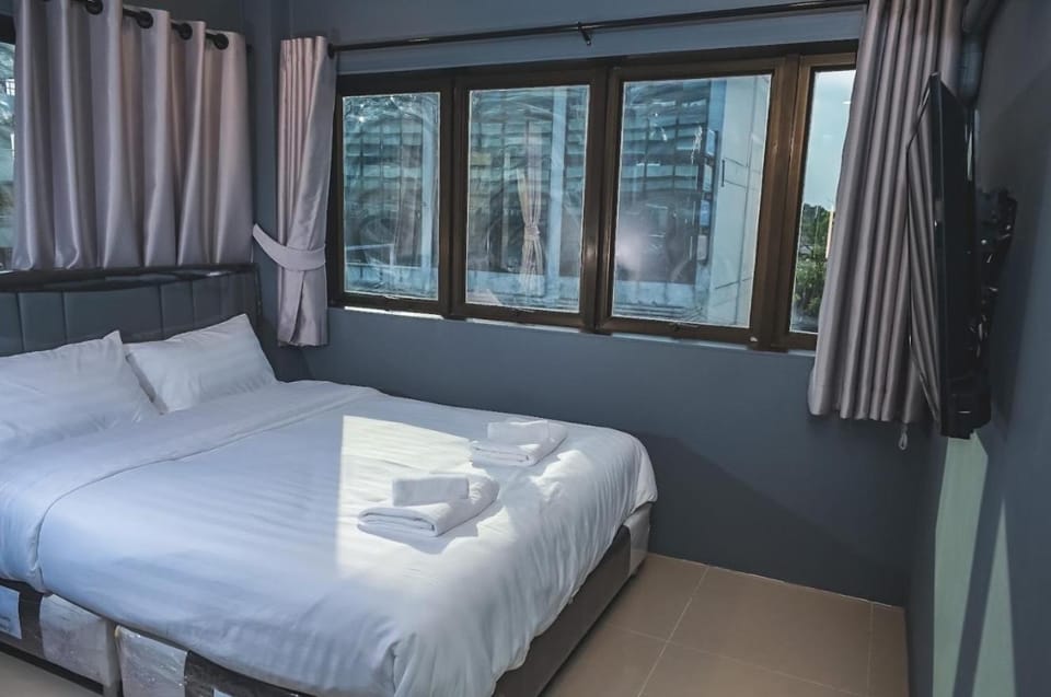 Bed, Bedroom, towels