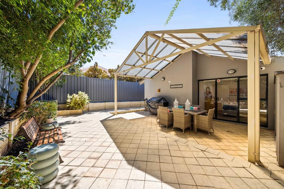 Spacious Family Getaway in West Leederville House in Perth