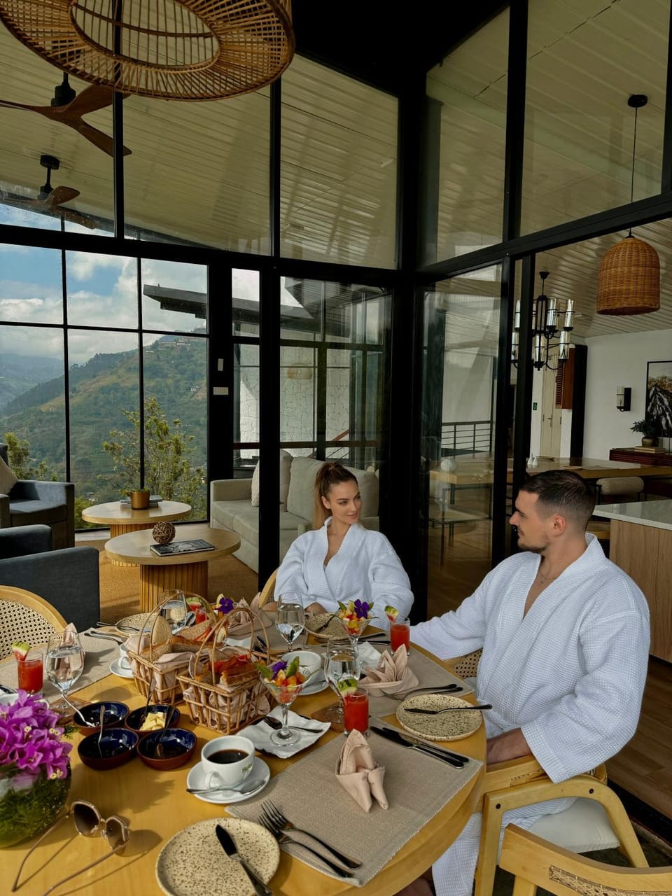 Restaurant/places to eat, Food, Guests, Mountain view, Breakfast, Drinks