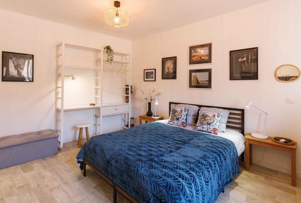 Bed, Living room, Photo of the whole room, Bedroom