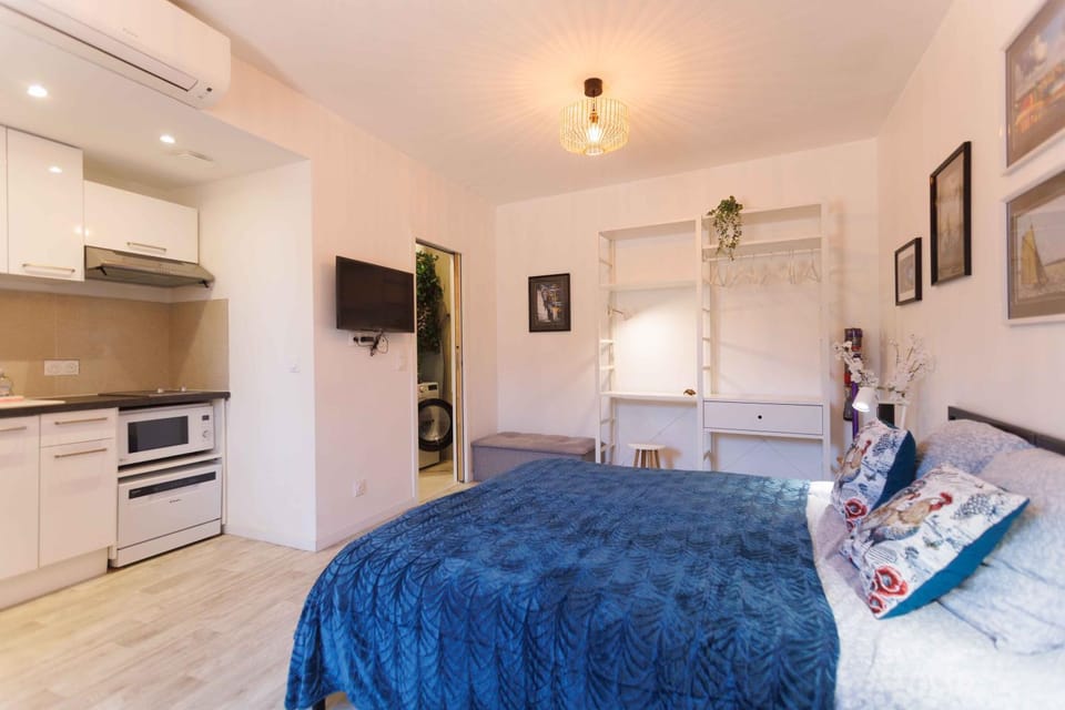 Bed, Kitchen or kitchenette, Photo of the whole room, oven, stove