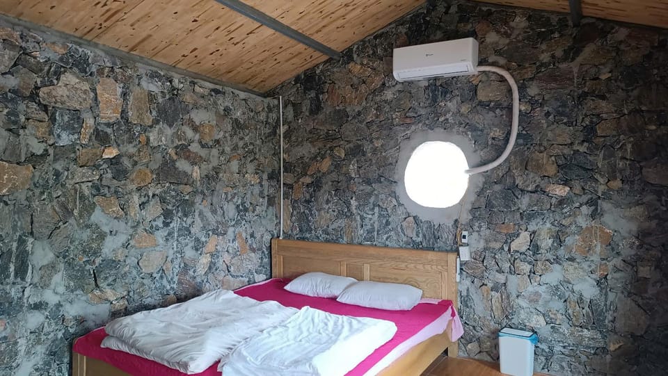Bed, Photo of the whole room, air conditioner