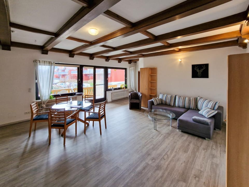TV and multimedia, Living room, Seating area, Dining area
