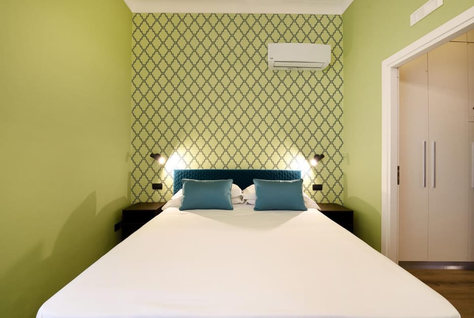 Bed, Photo of the whole room, Bedroom, air conditioner