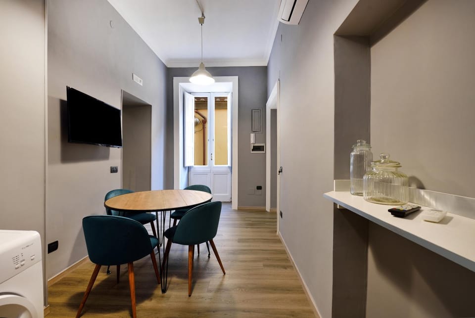 TV and multimedia, Kitchen or kitchenette, Living room, Seating area, Dining area