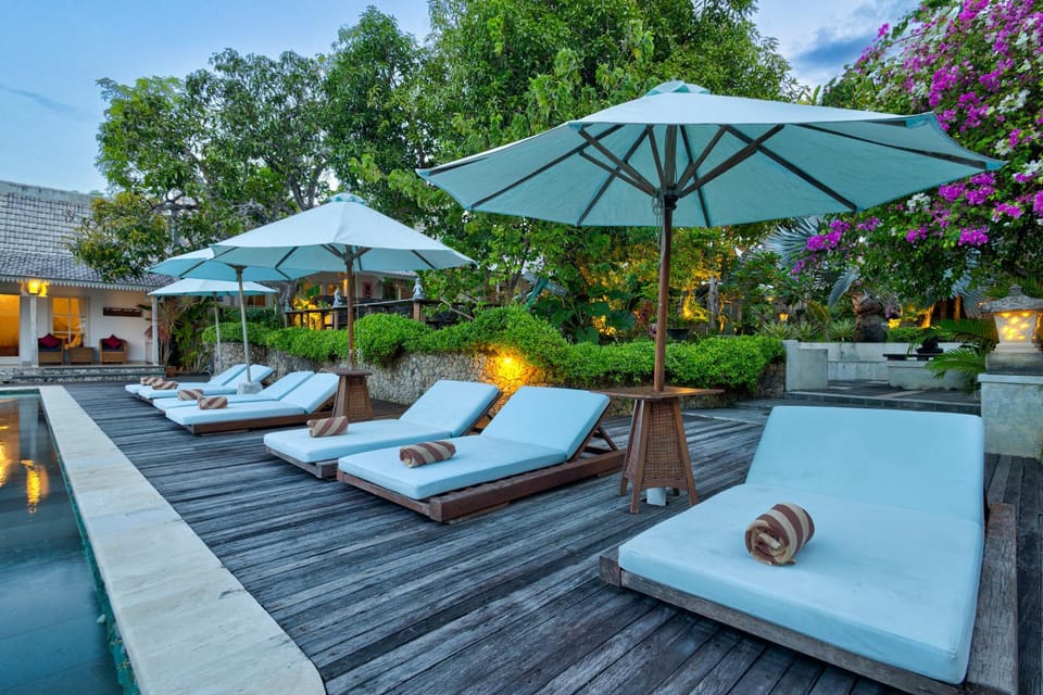 Swimming pool, sunbed