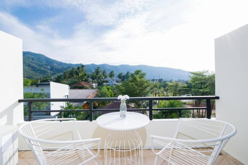 Natural landscape, View (from property/room), Balcony/Terrace, Dining area, Mountain view