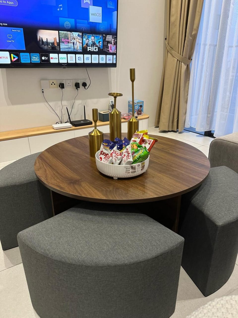 TV and multimedia, Living room, Food and drinks, Food, Drinks
