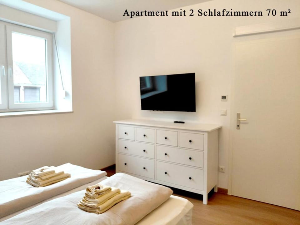 Bed, TV and multimedia, Photo of the whole room, Evening entertainment, Bedroom, towels, wardrobe