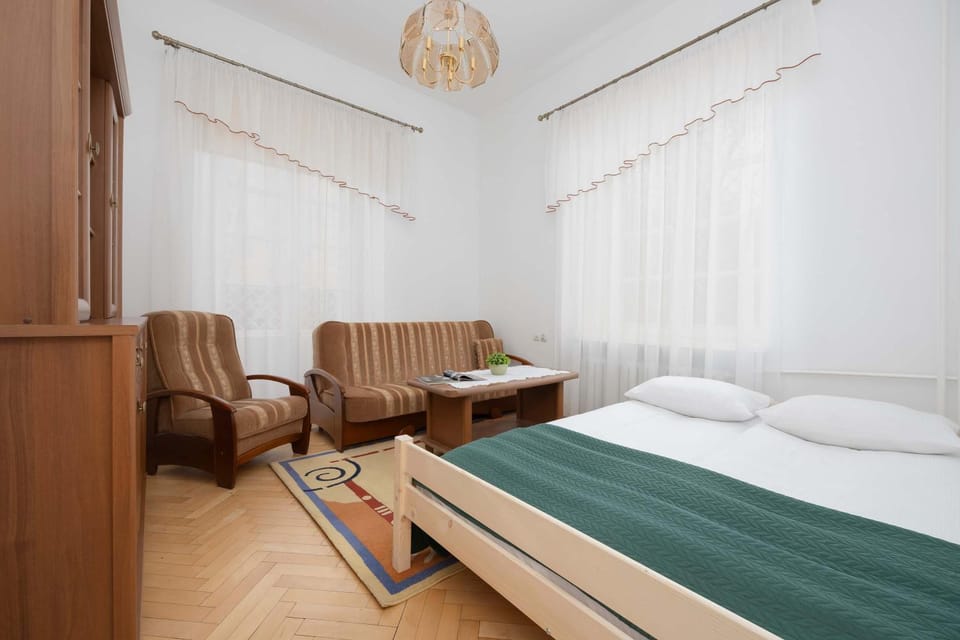 Bed, Seating area