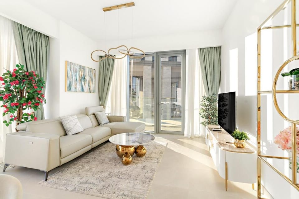 Elegant 1BR Apt with Balcony Views of Burj Khalifa & Dubai Canal Apartment in Dubai