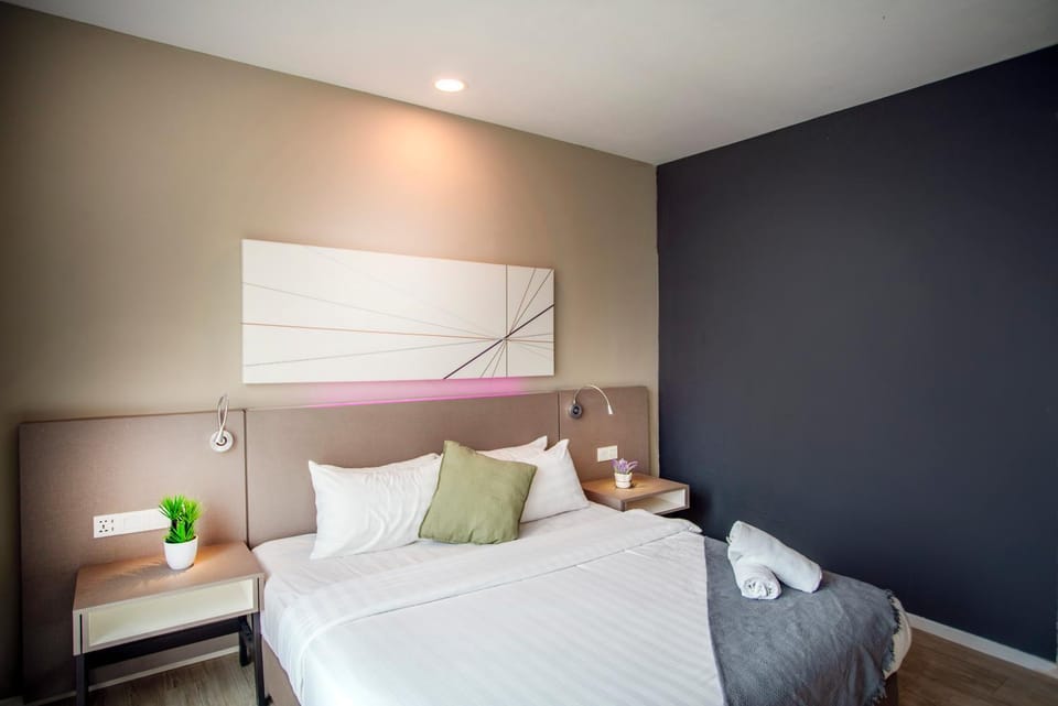 Photo of the whole room, Bedroom
