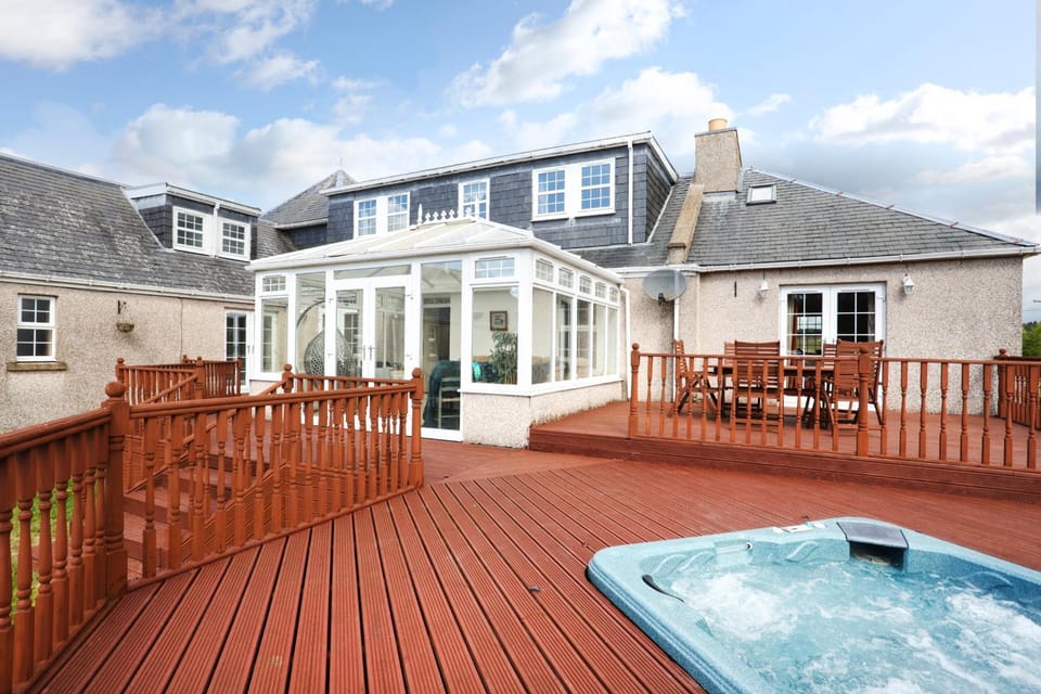 Property building, Patio, Hot Tub, Balcony/Terrace