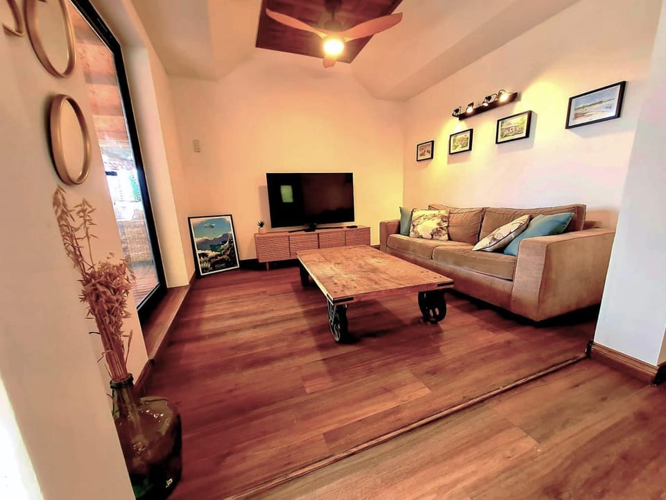 Communal lounge/ TV room, TV and multimedia, Living room, Seating area
