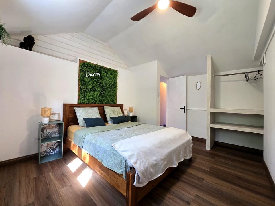 Photo of the whole room, Bedroom