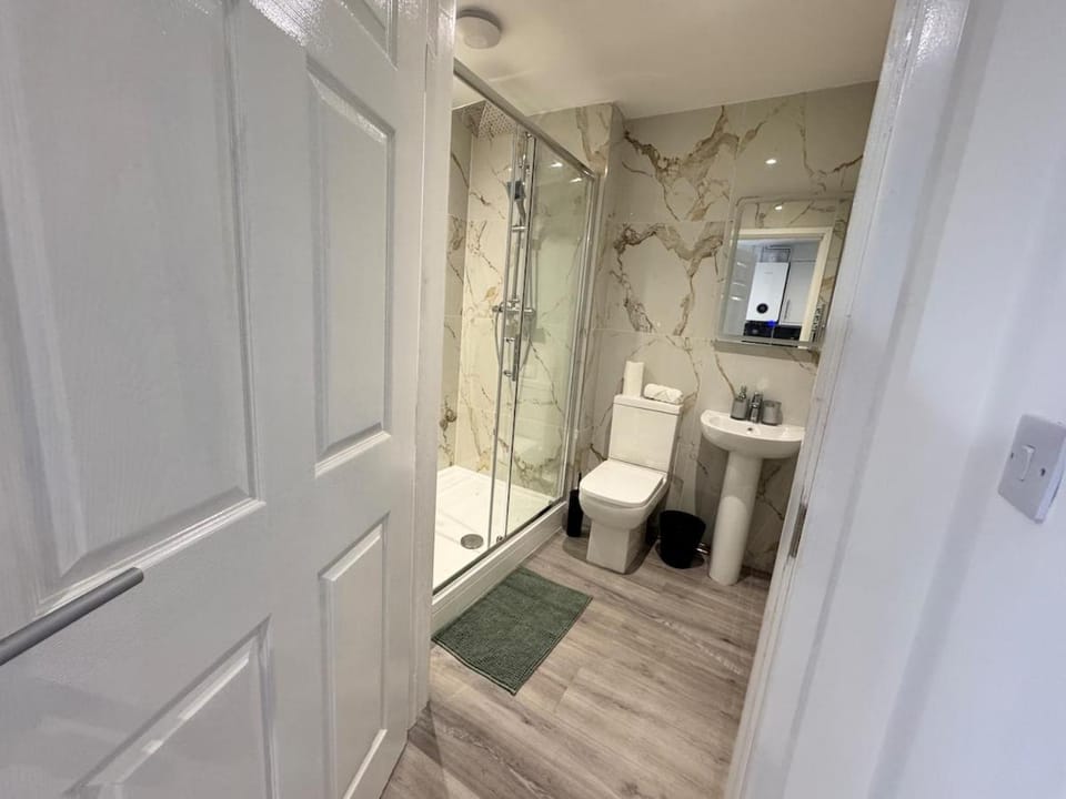 Shower, Toilet, Bathroom, towels