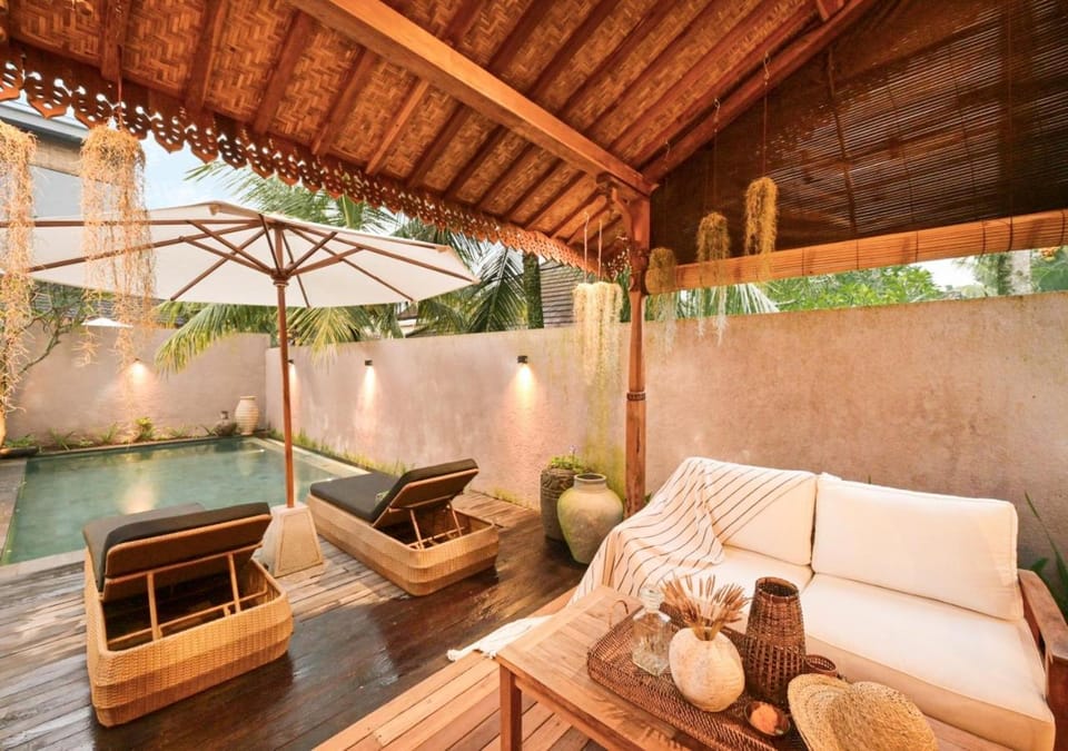 Patio, Day, Natural landscape, Garden, Living room, Seating area, Garden view, Pool view, Swimming pool, sunbed