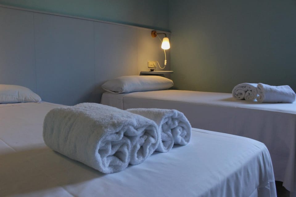 Bed, Bedroom, towels