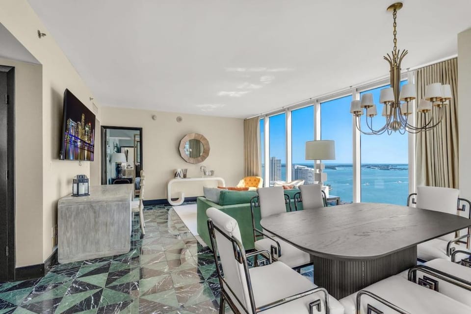 Stunning Apartment at Icon with Bay Views-Pool-Gym-Spa Apartment in Brickell