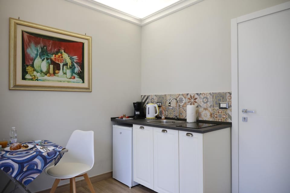 Kitchen or kitchenette, Dining area, minibar