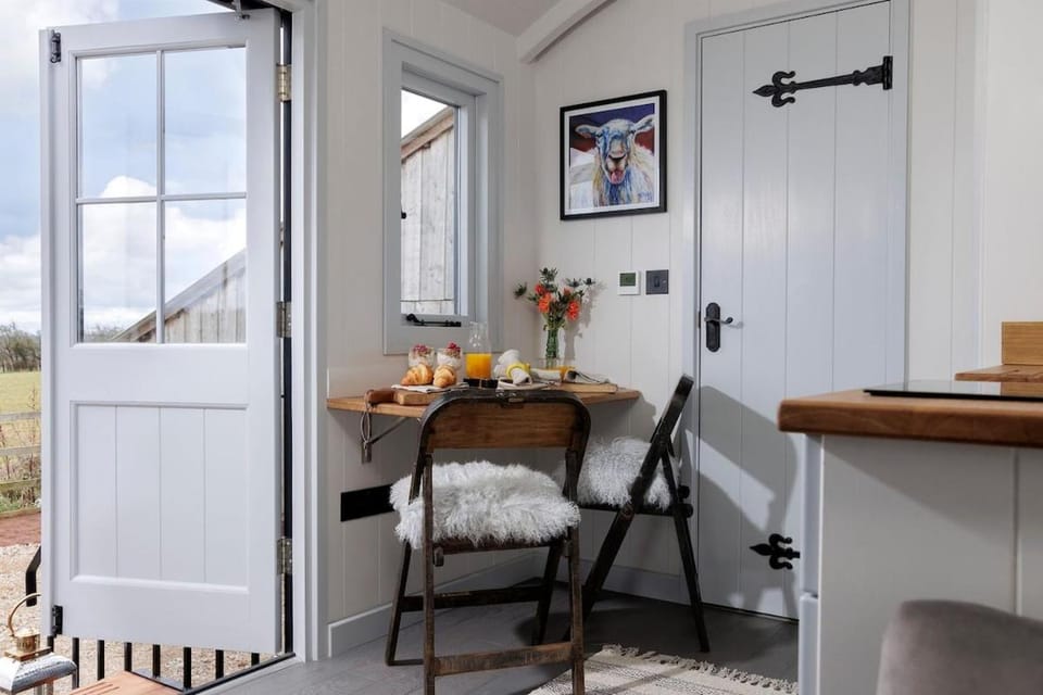 Luxury Shepherd hut with hot tub House in Wychavon District