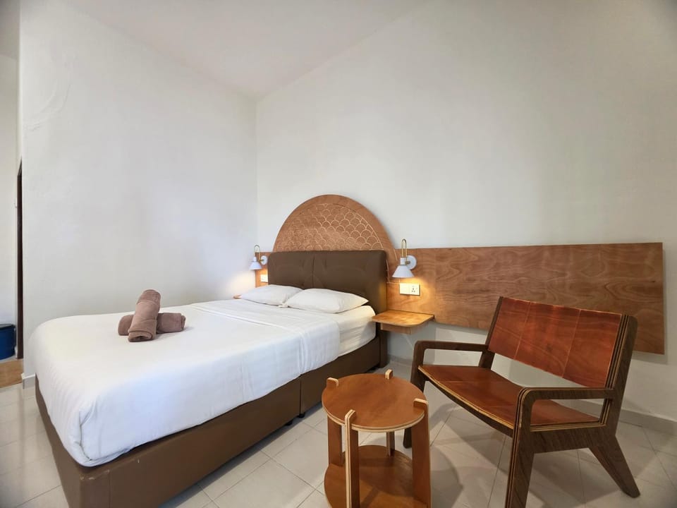 Bed, Seating area, Bedroom