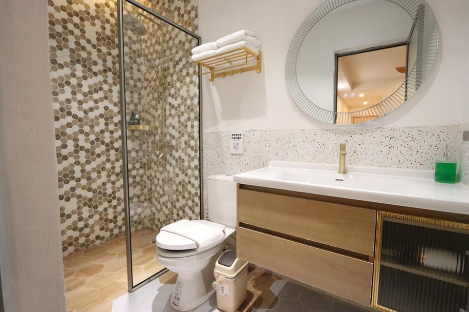 Shower, Toilet, Bathroom, towels