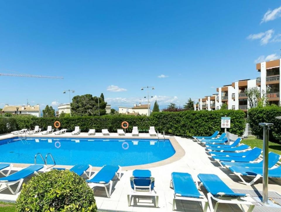 Swimming pool, sunbed