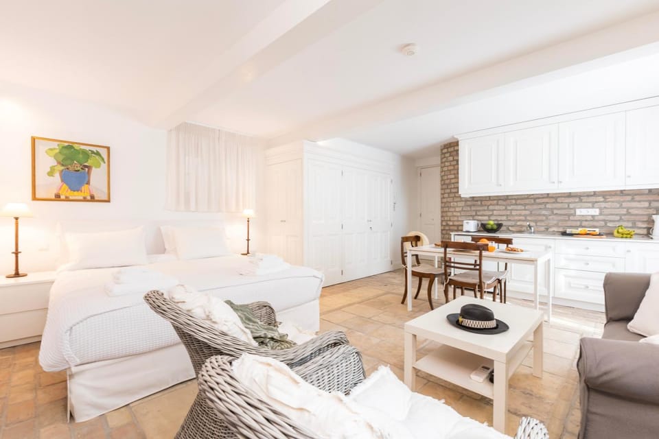 Bed, Seating area